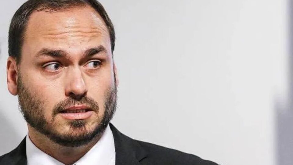 Carlos diz que integrantes do PL que não apoiam Flávio traem Jair Bolsonaro