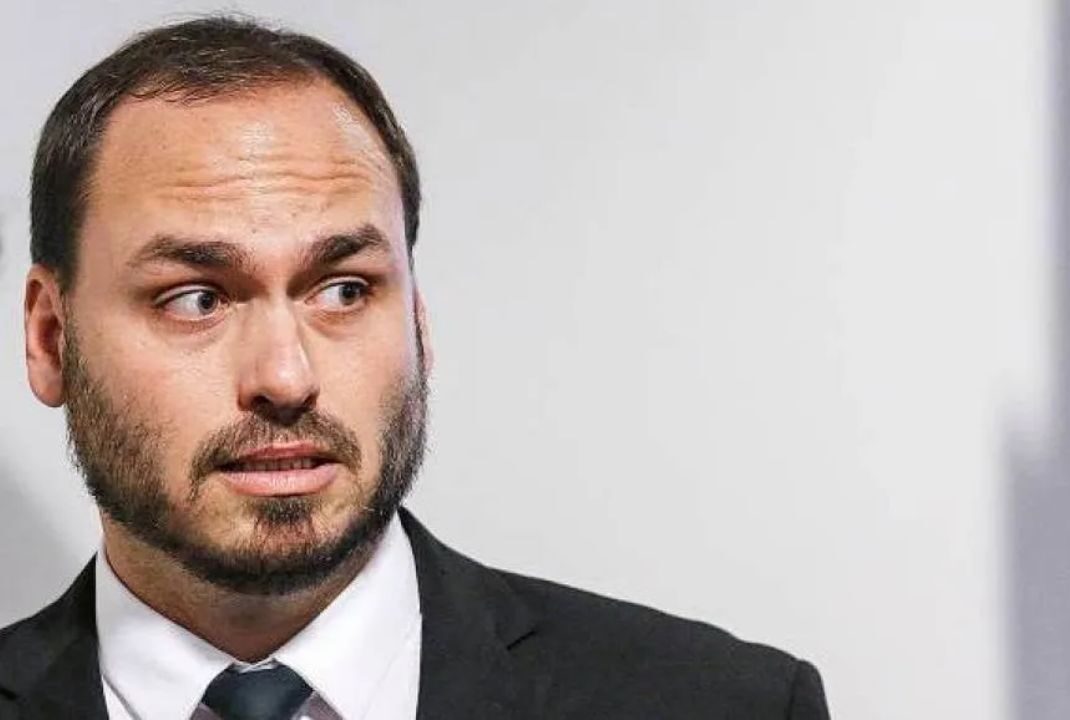 Carlos Bolsonaro (PL) fez críticas aos integrantes do PL que não declaram apoio à pré-candidatura de Flávio Bolsonaro (PL-RJ) à Presidência da República.