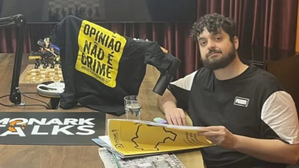 Foto do influenciador Monark em seu novo estúdio de podcast sobre censura no YouTube.