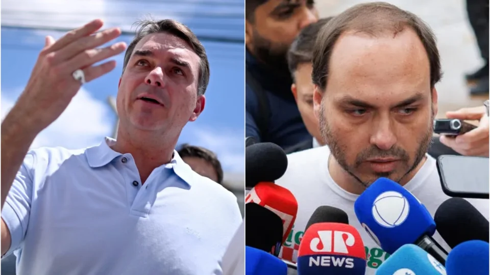 Flávio Bolsonaro à esquerda e Carlos Bolsonaro à direita