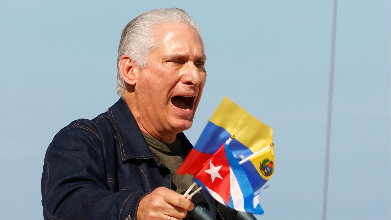 Miguel Díaz-Canel: ditador posa de humanitário enquanto mantém mais de mil presos políticos atrás das grades