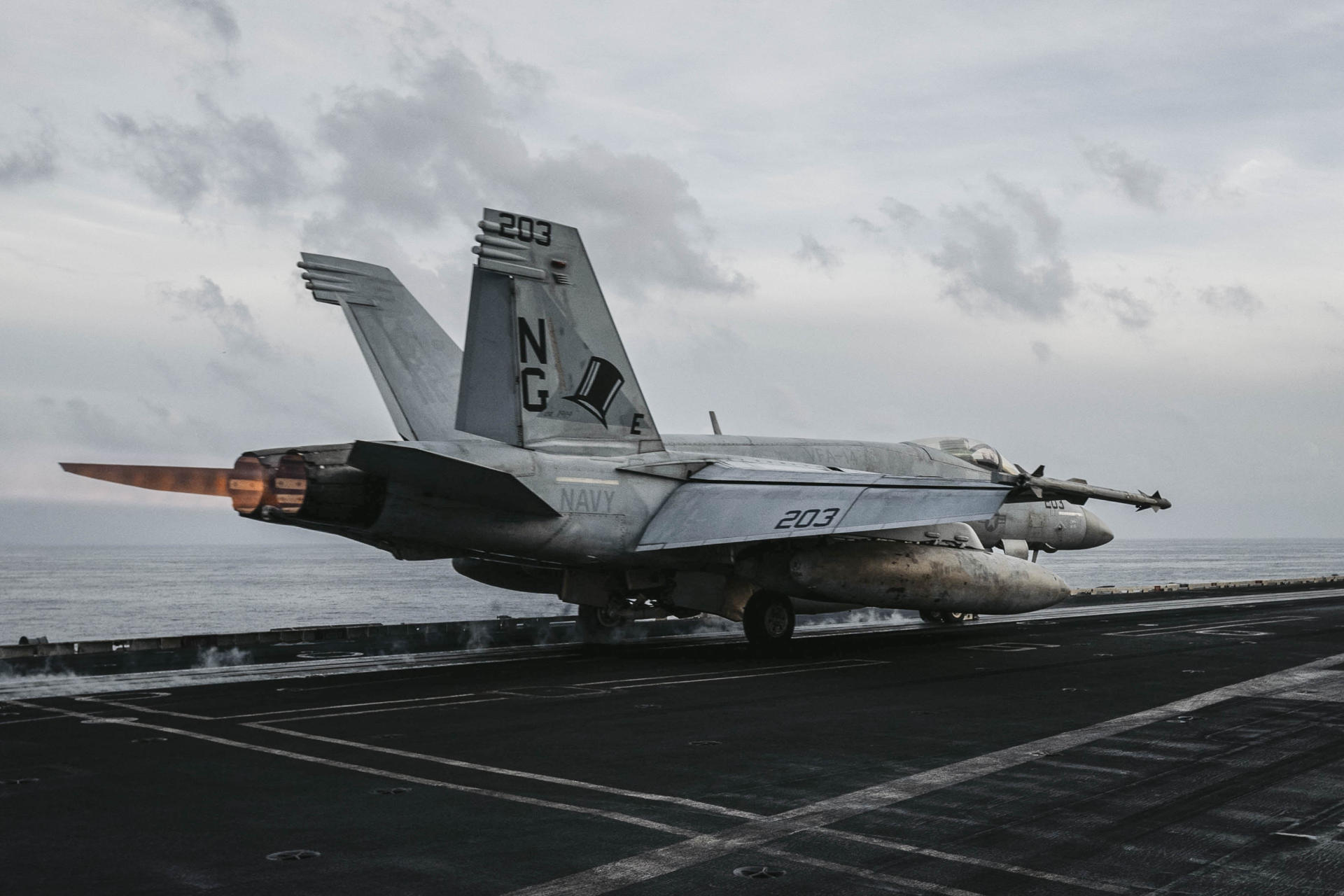 Caça americano no porta-aviões USS Abraham Lincoln durante operações militares contra o Irã.
