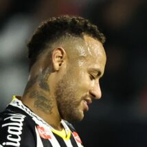 Neymar: “Sávio é assim. Acho que ele acordou meio de chico e veio assim pro jogo”. Imagem referente a matéria