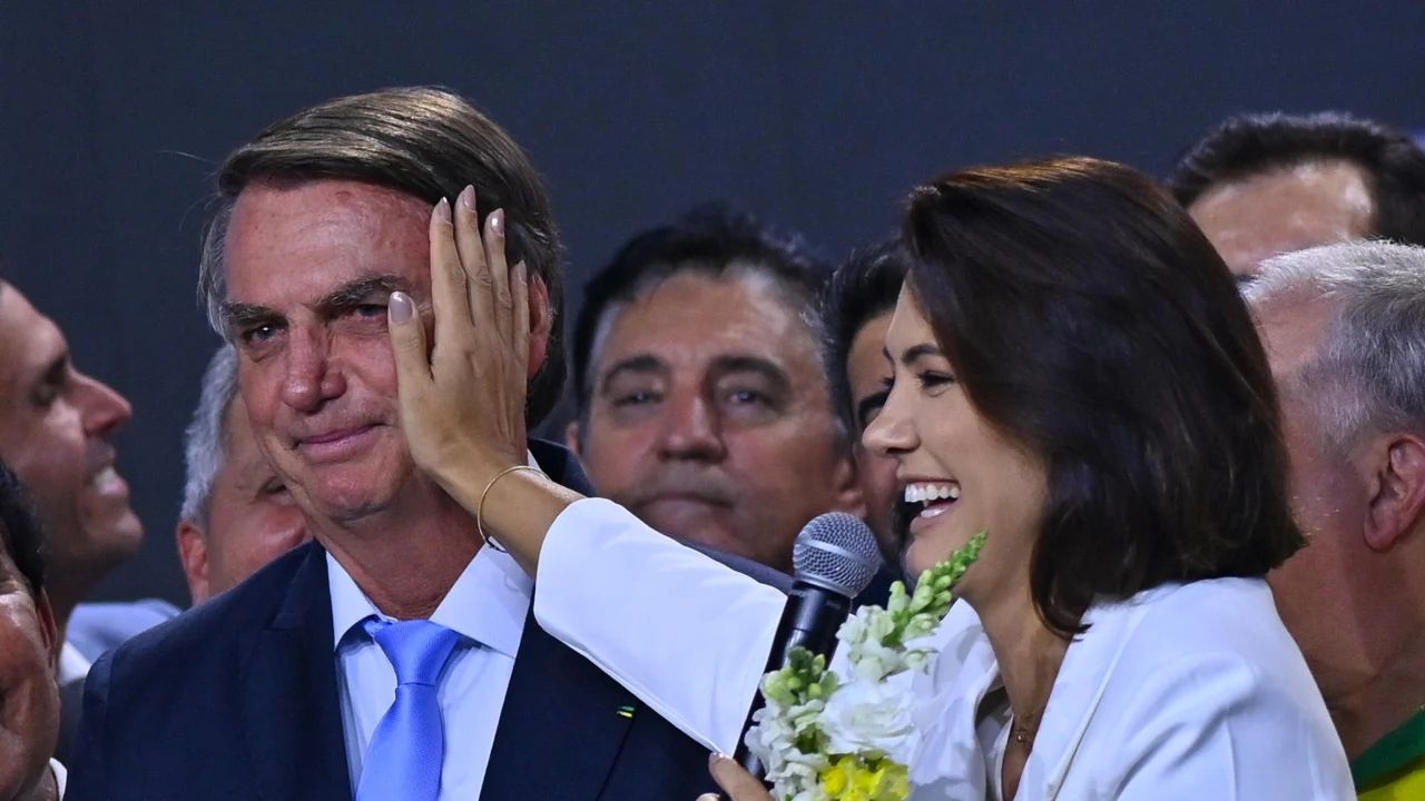 Michelle diz que Jair Bolsonaro está há seis dias sem soluços