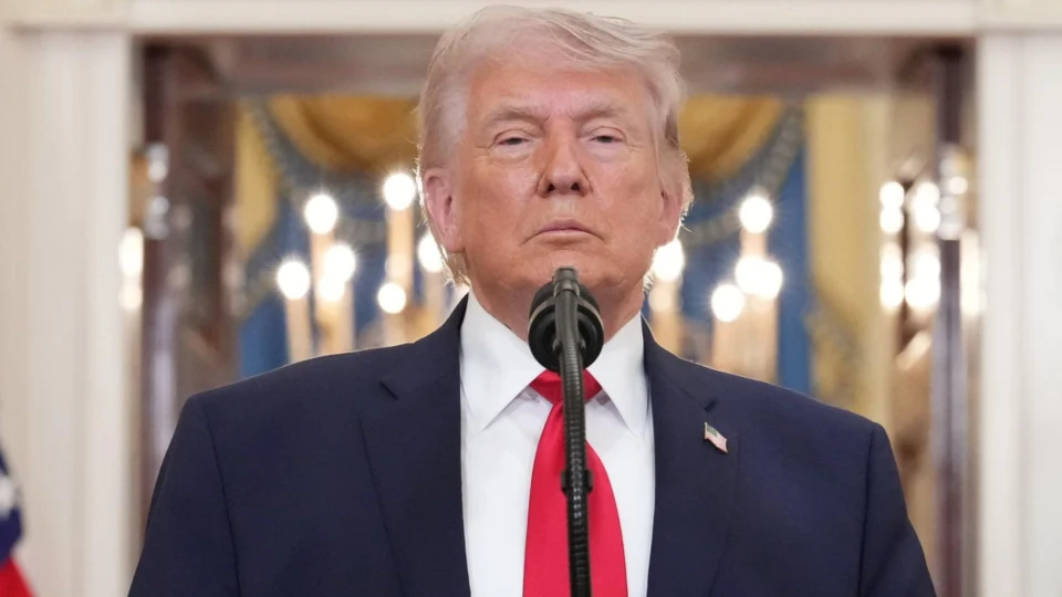 Presidente Donald Trump em discurso televisado sobre a ofensiva militar dos EUA contra o Irã.