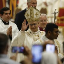 O Papa Leão XIV presidiu pela primeira vez em seu pontificado a Vigília do Sábado Santo. Imagem referente a matéria