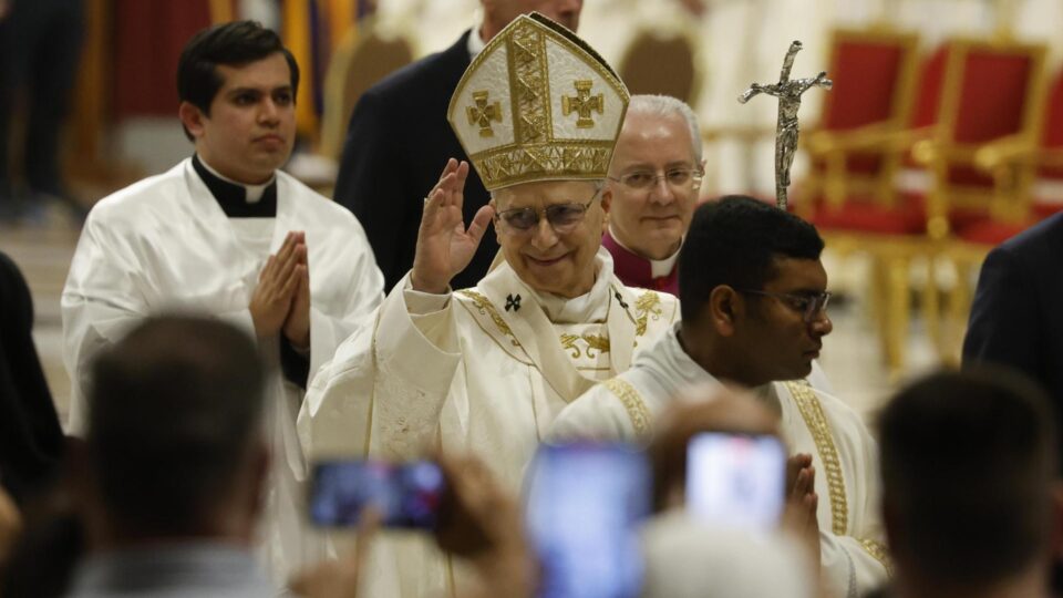 Durante Vigília Pascal, Papa Leão XIV pede que fiéis não se deixem paralisar pela guerra e injustiça