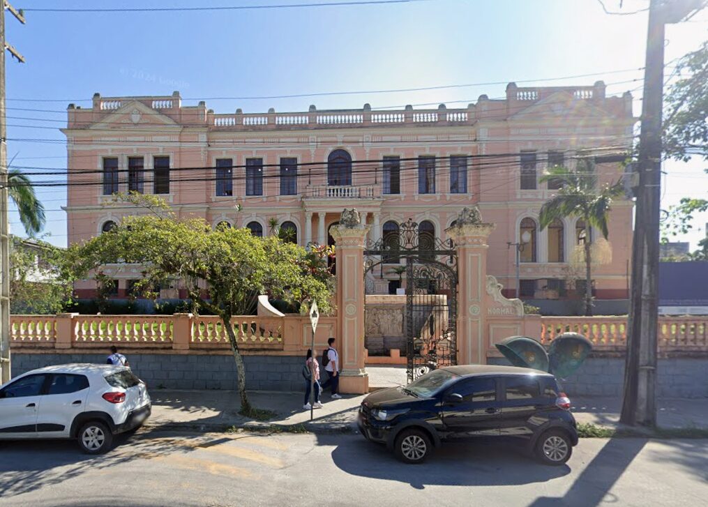 Força-tarefa deve avaliar os estragos causados pelo incêndio no Instituto de Educação Doutor Caetano Munhoz Rocha, em Paranaguá.