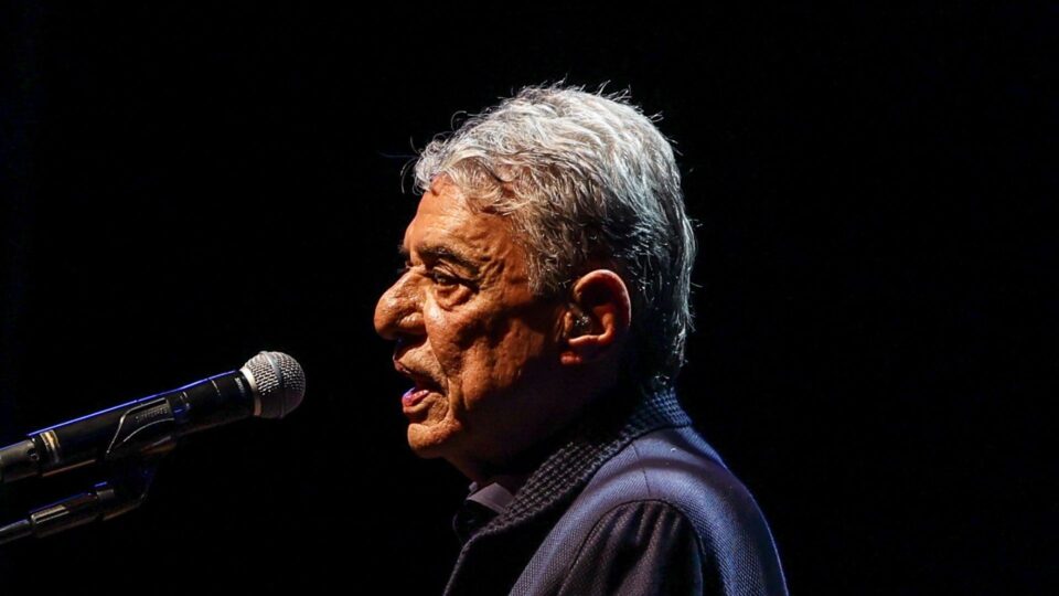 Depois de polêmica com Neymar, Chico Buarque muda de nome