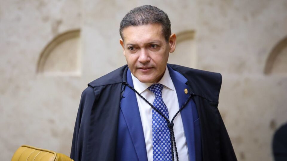 Desembargador que viajou com Nunes Marques deu liminar favorável a filho do ministro, diz jornal