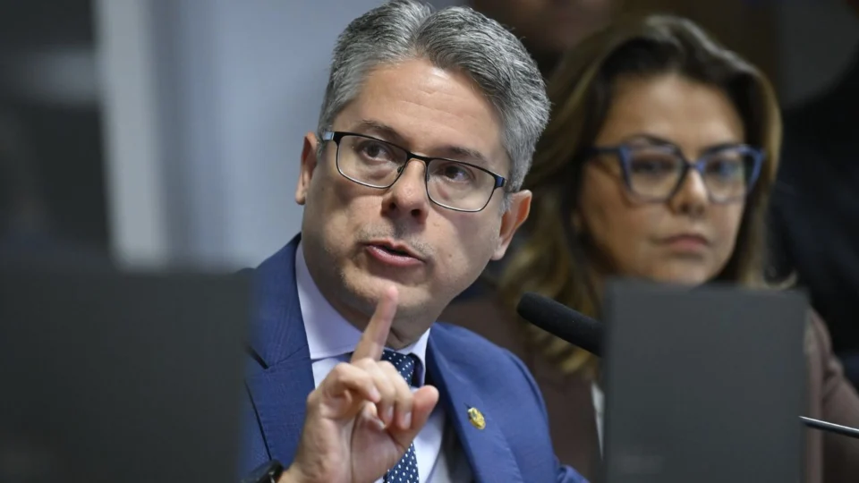 senador e relator da cpi do crime organizado Alessandro Vieira falando com o dedo em frente ao rosto fazendo sinal de número 1 com a mão esquerda