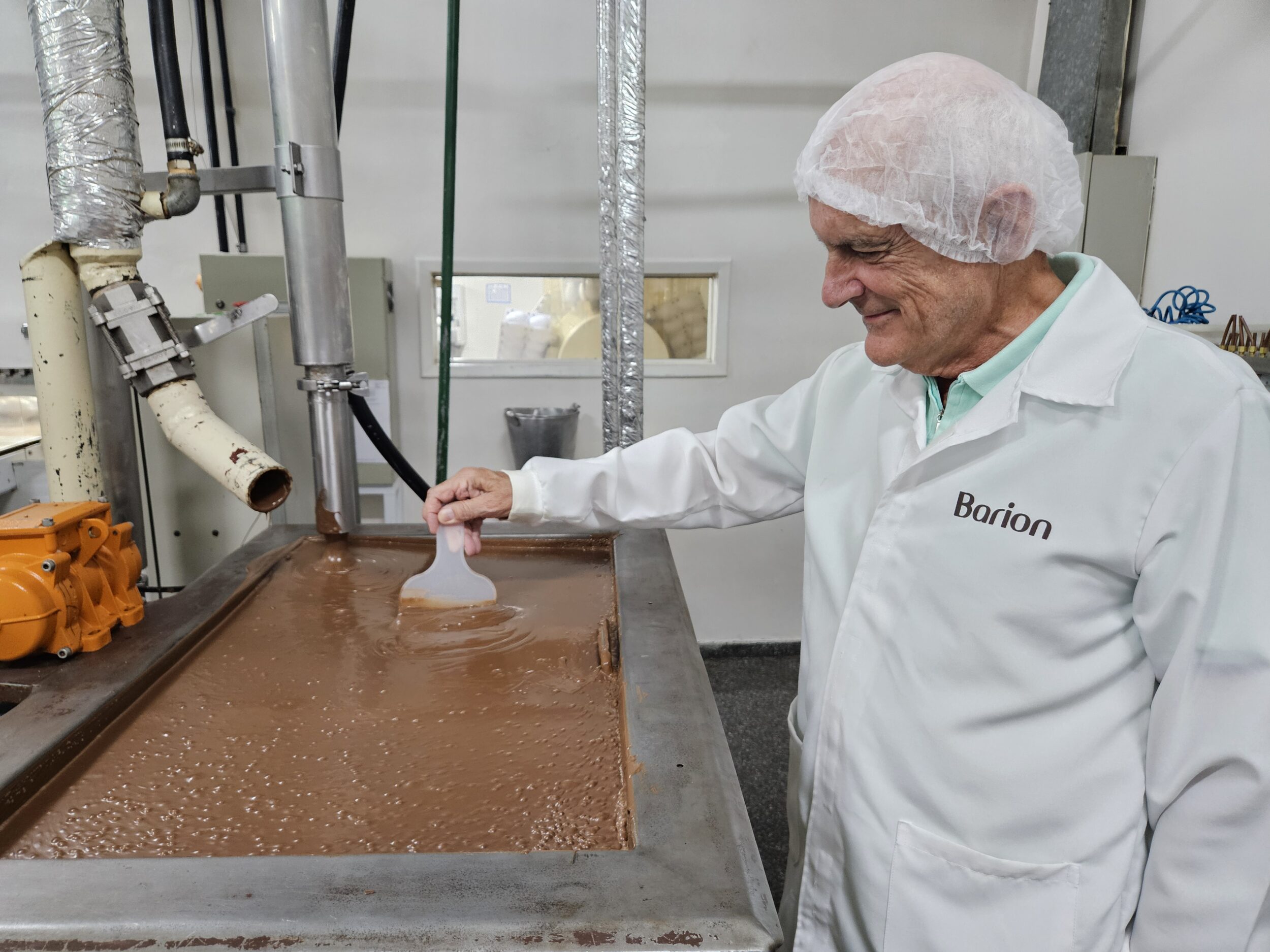 Aos 73 anos, Rommel Barion acompanha etapa da produção de chocolate na fábrica da Barion, em Colombo (PR)