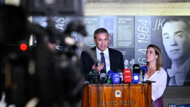 Após discussão em que chamou relator de "estuprador", deputado concedeu coletiva de imprensa ao lado de Soraya Thronicke e reafirmou acusação.