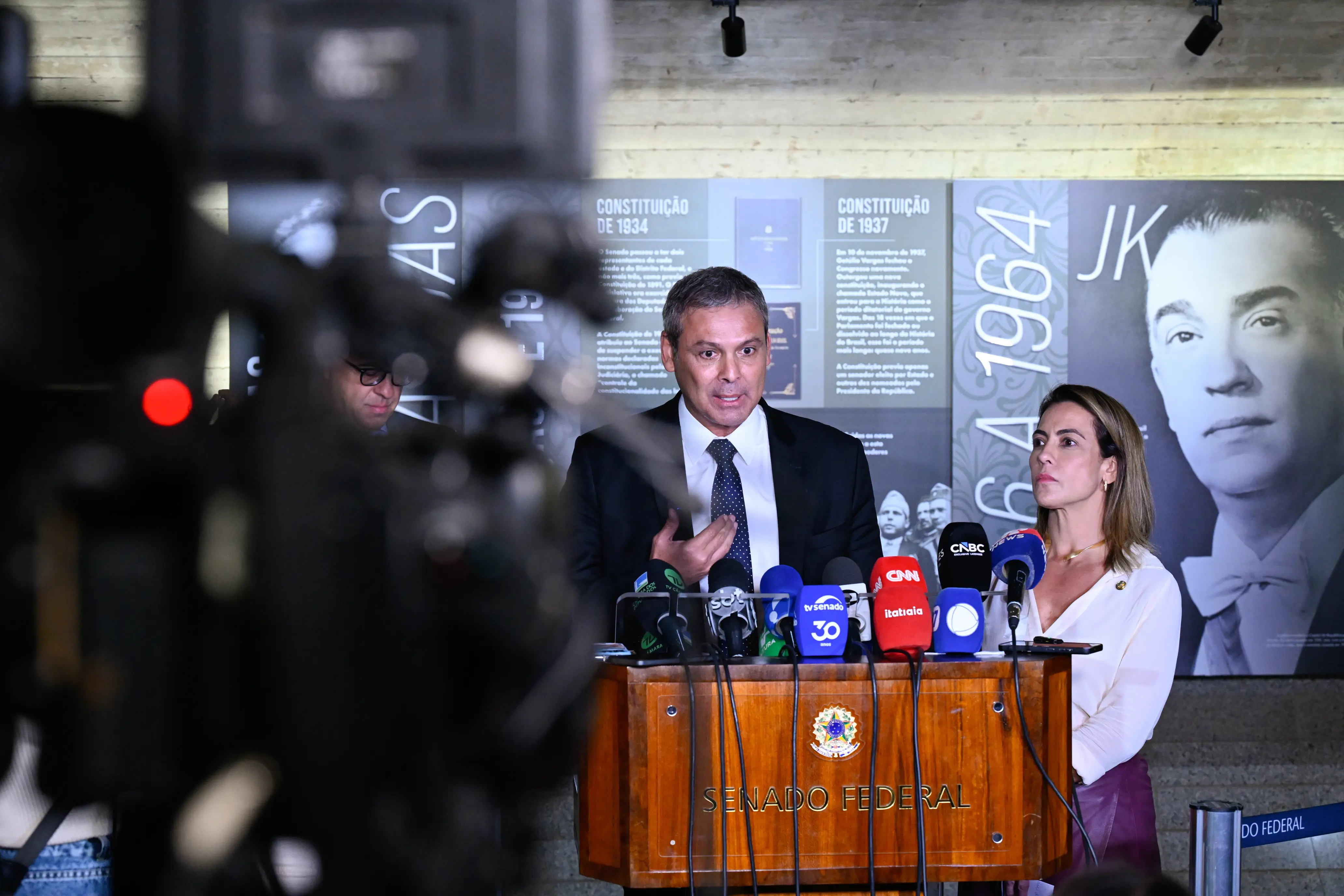 Após discussão em que chamou relator de "estuprador", deputado concedeu coletiva de imprensa ao lado de Soraya Thronicke e reafirmou acusação.