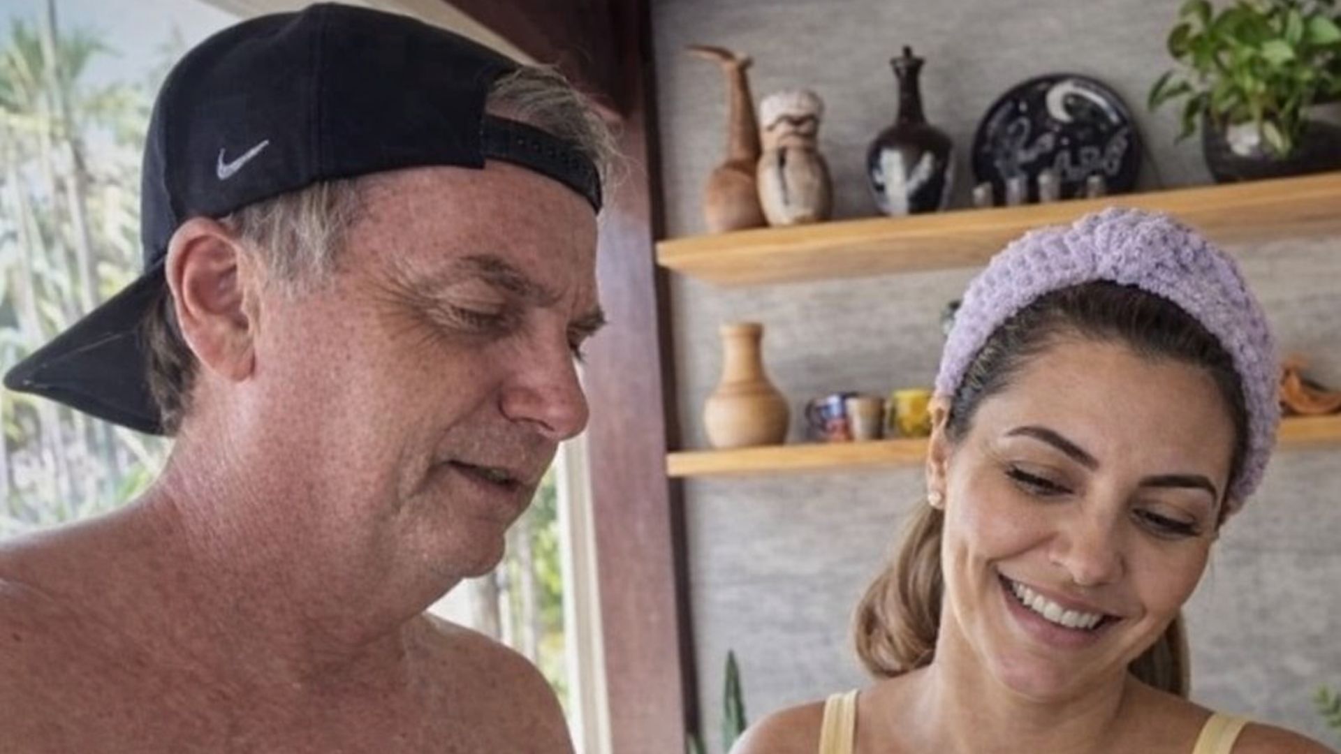 Michelle publica vídeo preparando carne de paca para Jair Bolsonaro.