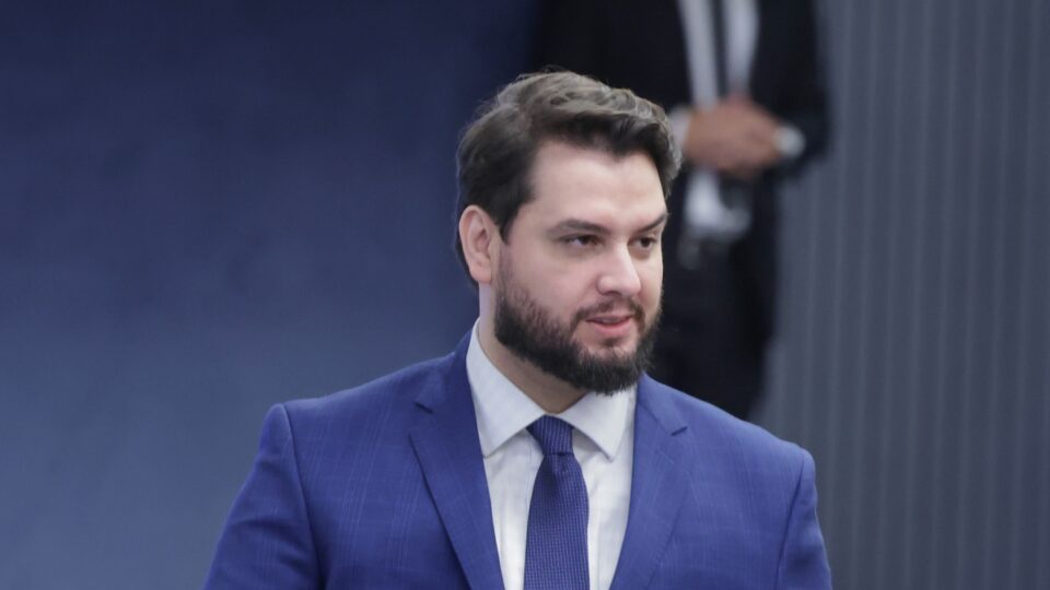 Defesa de Filipe Martins usa relatório da Polícia Penal e volta a pedir transferência