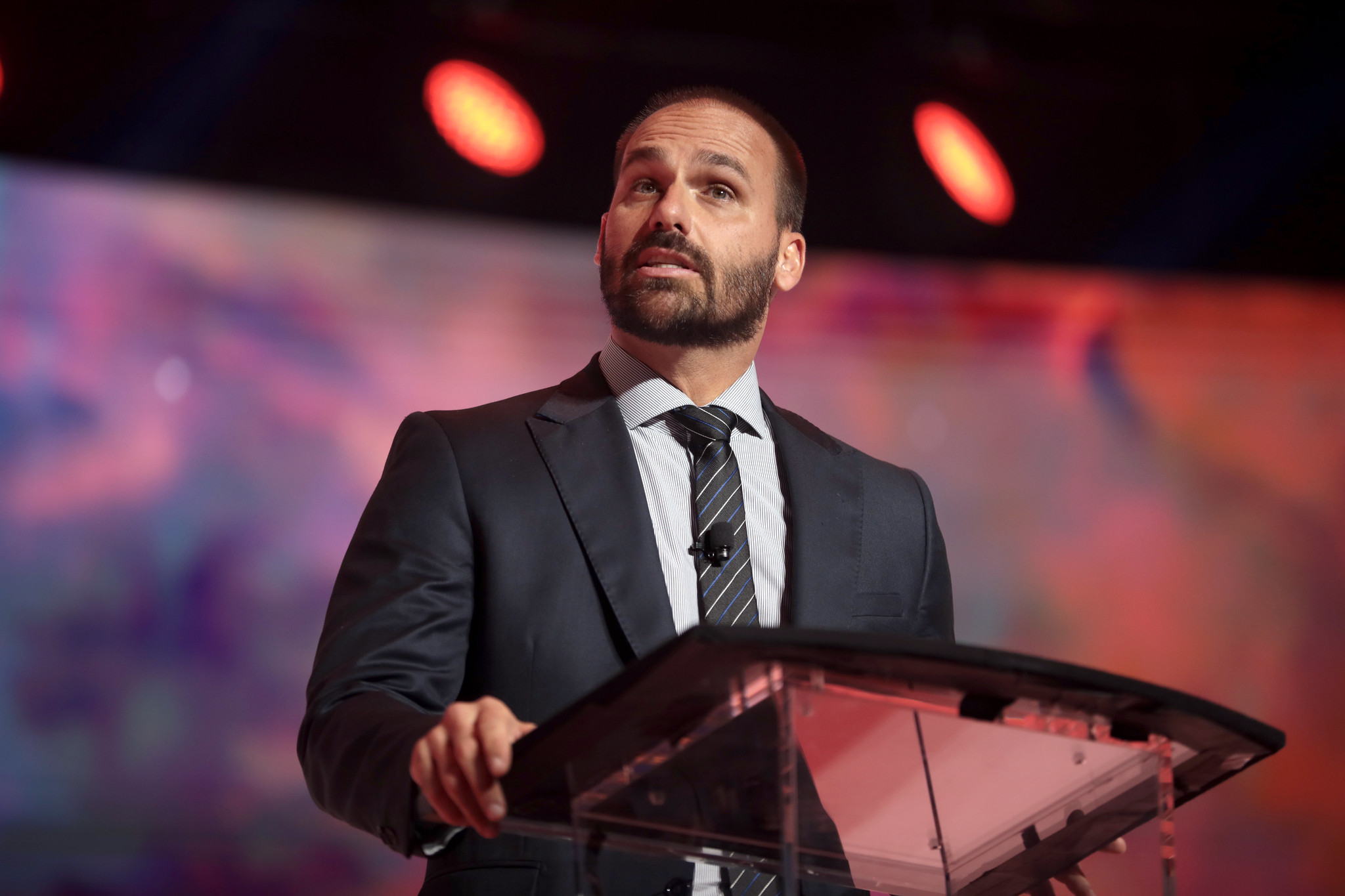 Lindbergh Farias pede extradição de Eduardo Bolsonaro e inclusão na lista da Interpol