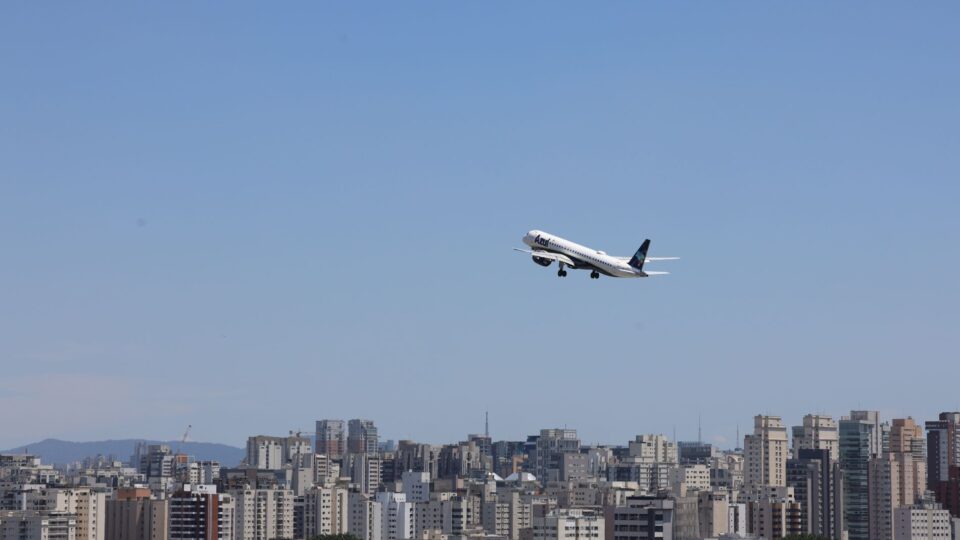 Governo zera tributos federais sobre combustível de aviação