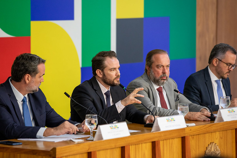 Governo Lula anuncia novas medidas para conter aumento de preços dos combustíveis