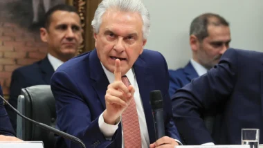 “Não trabalho com likes, mas com entrega”, diz Caiado sobre comparação com Flávio