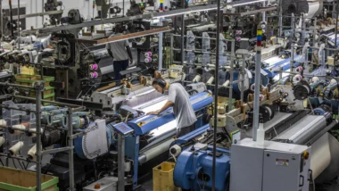 Redução da jornada de trabalho com manutenção de salários tem gerado atrito entre governo e setor produtivo.