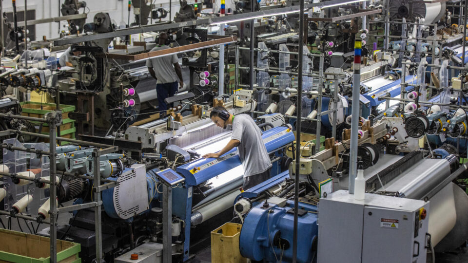 Fim da escala 6×1 causará perda de R$ 76,4 bilhões na economia, estima CNI