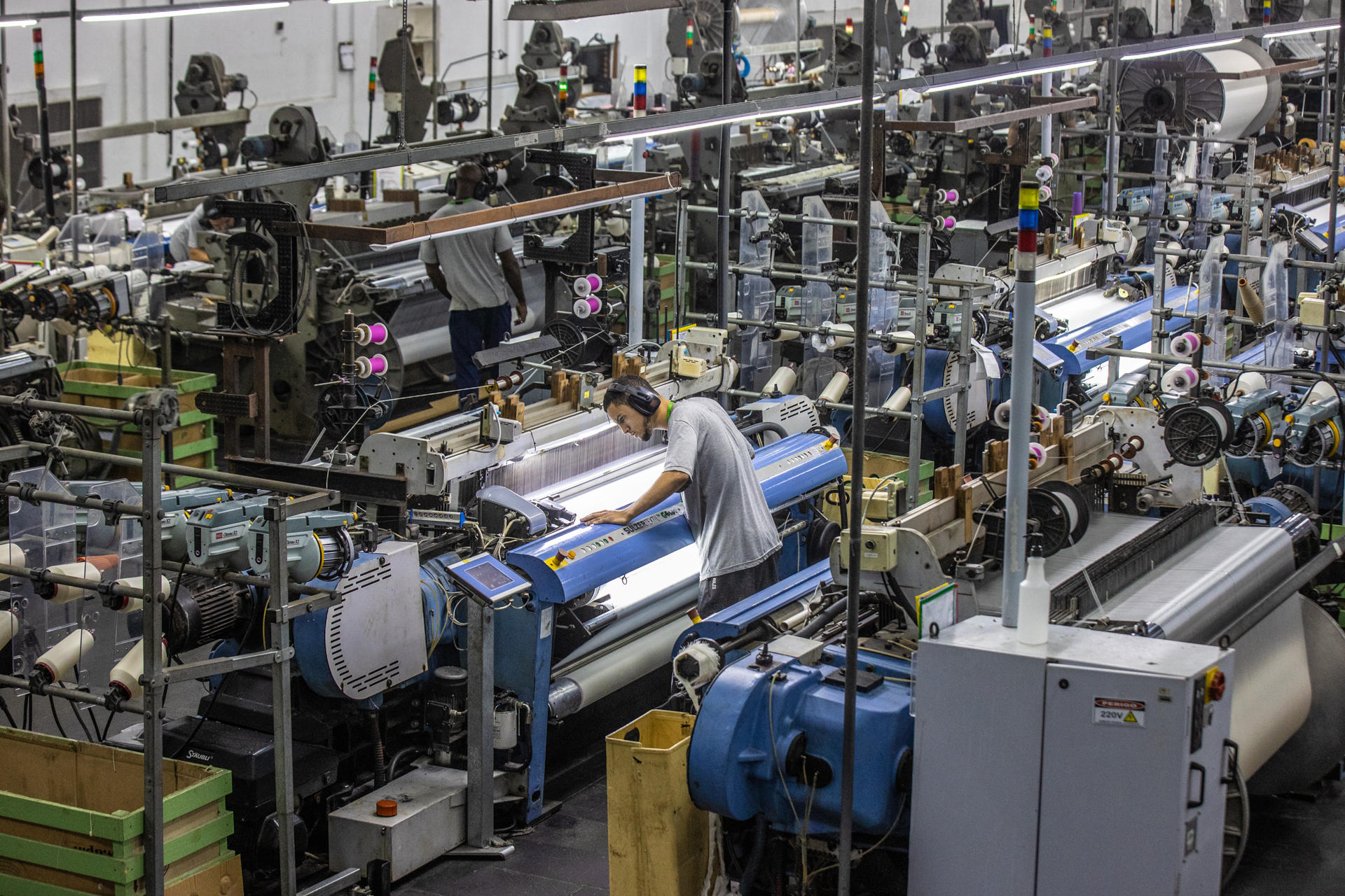 Redução da jornada de trabalho com manutenção de salários tem gerado atrito entre governo e setor produtivo.