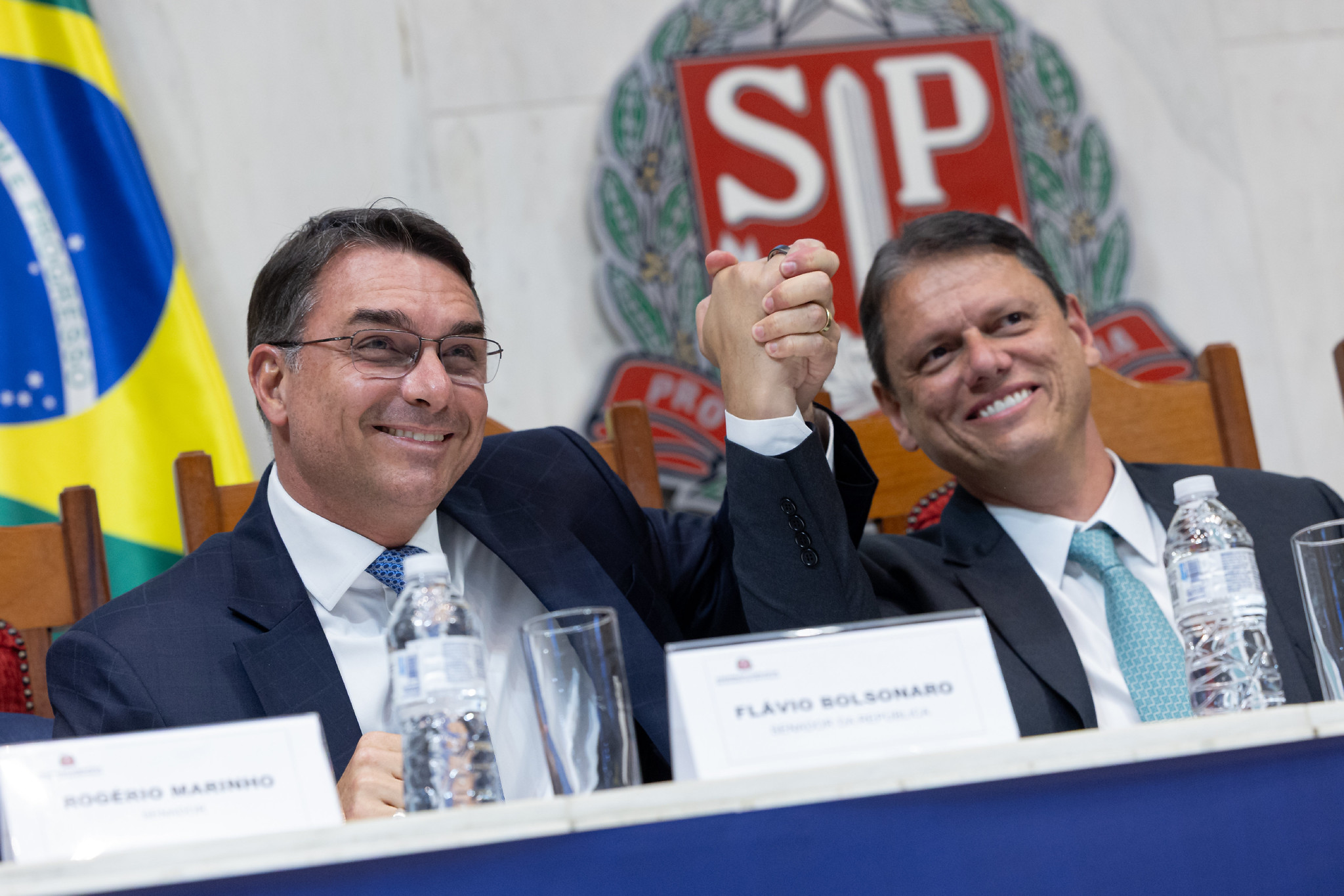 Senador revela linha de raciocínio que levou Bolsonaro a resistir a pressão de líderes de centro.