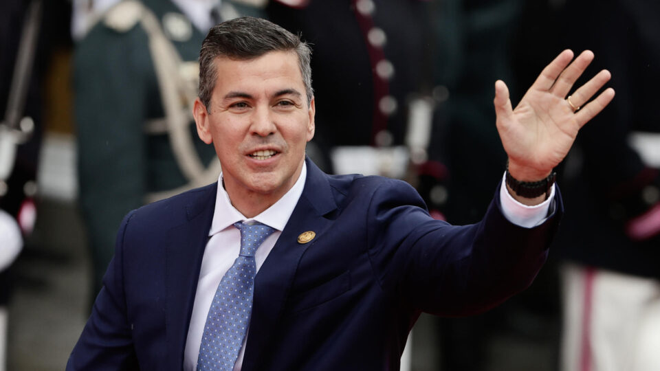 Peña assina decreto para impulsionar economia e atrair empresas estrangeiras ao Paraguai