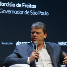 Governador de São Paulo disputará a reeleição, mas apoia Flávio Bolsonaro. Imagem referente a matéria