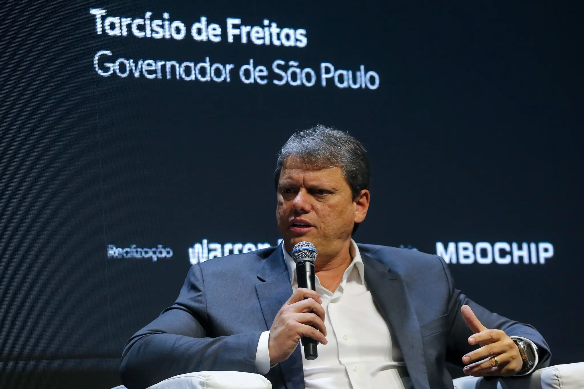 Governador de São Paulo disputará a reeleição, mas apoia ideia de Flávio Bolsonaro.