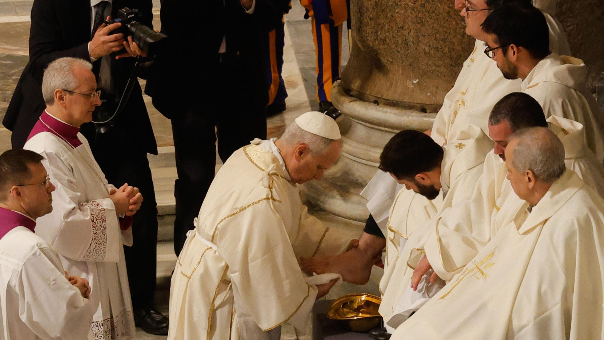 Leão XIV lavou os pés de 12 sacerdotes da diocese de Roma na Quinta-Feira Santa.