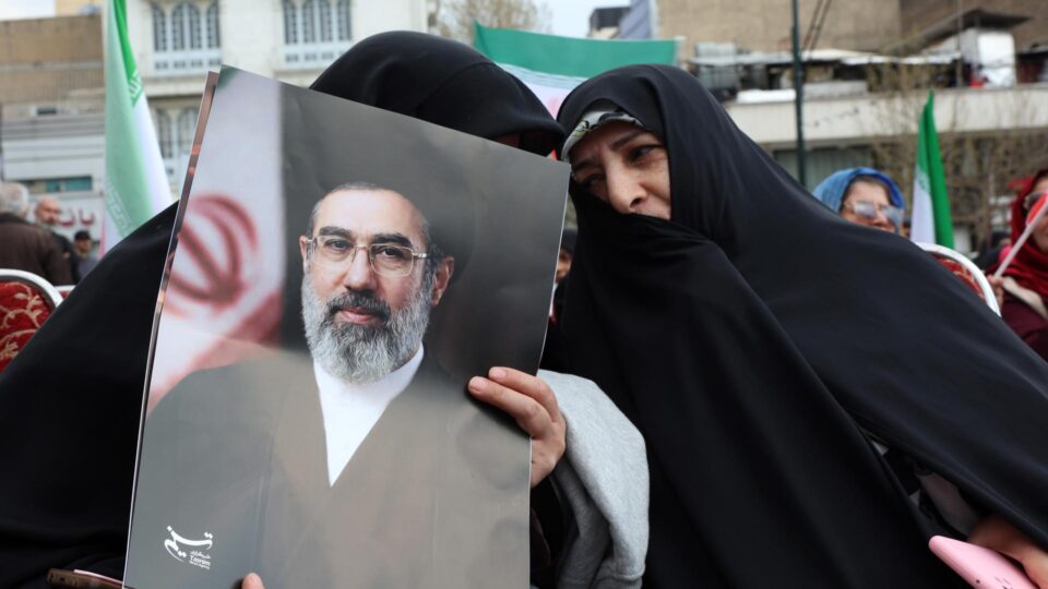 Novo líder supremo do Irã está inconsciente e em tratamento médico, diz jornal