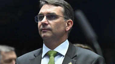 Após vídeo do PT, Flávio Bolsonaro nega acusações e contra-ataca governo Lula