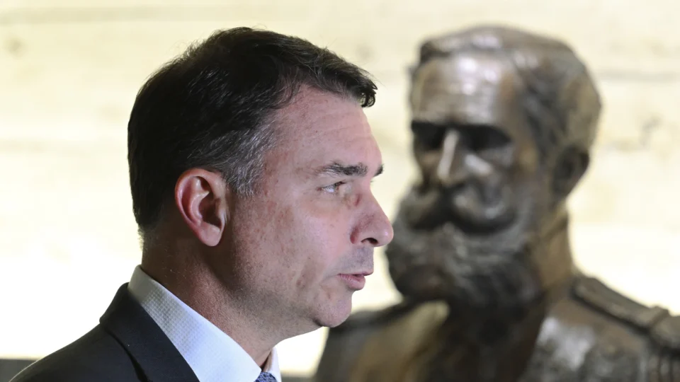 Flávio moveu outras oito ações no TJDFT.