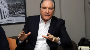 empresário Roberto Justus falando com as mãos para frente