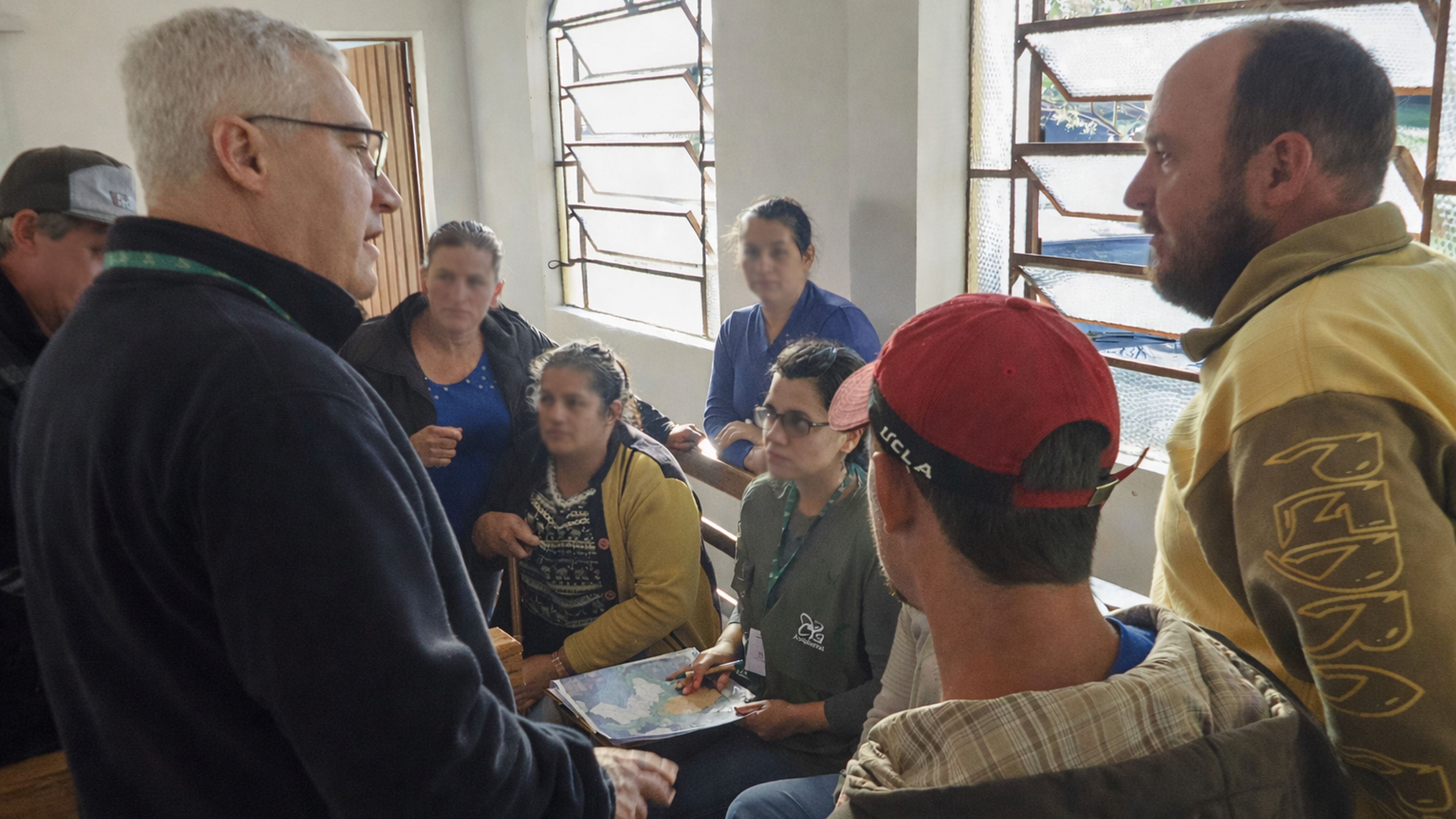 Reunião da comunidade, conduzida pela equipe da Cia Ambiental, exemplifica como o diálogo direto com moradores contribui para tornar o licenciamento ambiental mais transparente, participativo e alinhado às realidades locais.