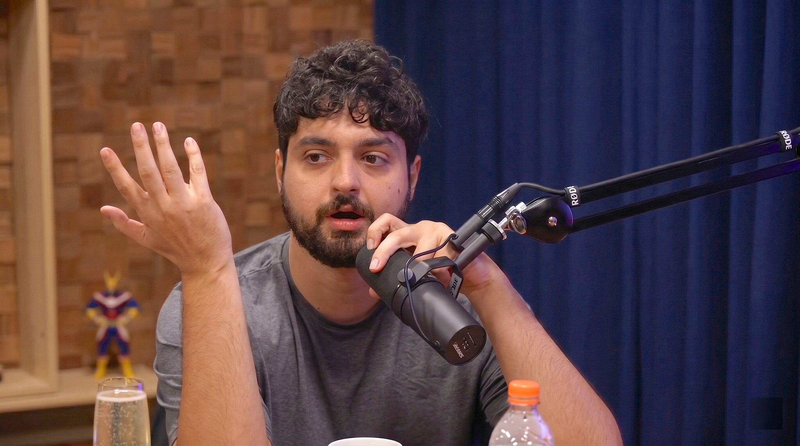 O influenciador Monark durante episódio que geraria sua saída do podcast Flow.
