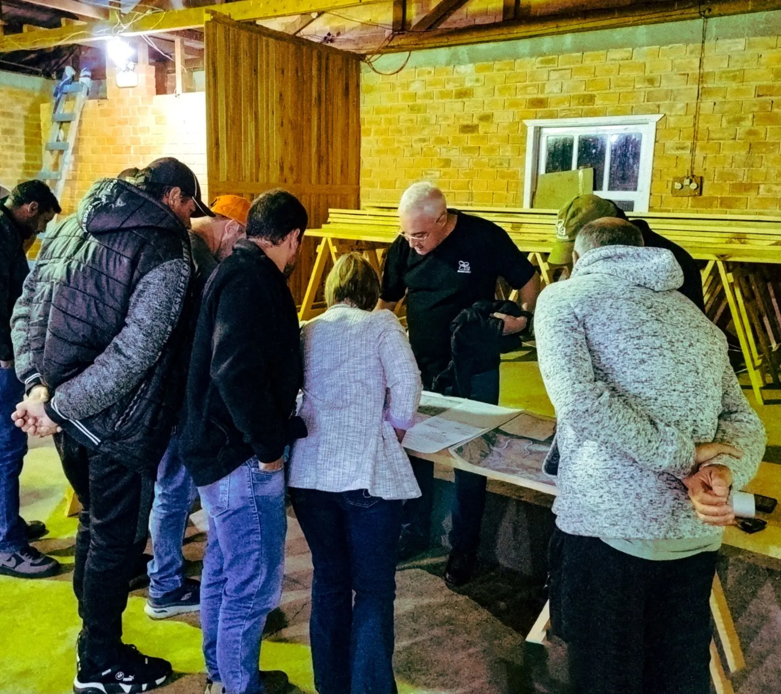 Pedro Dias, CEO e fundador da Cia Ambiental, conduz reunião com moradores e lideranças locais para apresentação de estudos ambientais, reforçando a importância do diálogo direto no processo de licenciamento.