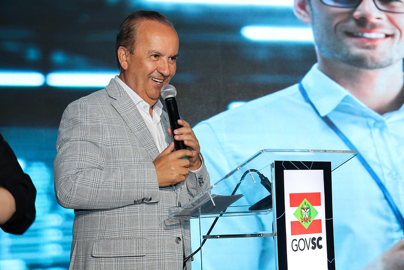 Jorginho Mello (PL) conta com uma bancada maior na Assembleia Legislativa e lidera a intenção de voto segundo pesquisa AtlasIntel publicada no início deste mês.