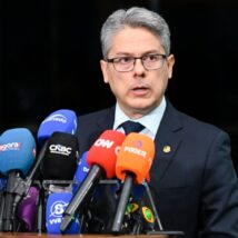 Alessandro Vieira diz que relatório final está sendo redigido em uma força-tarefa com os documentos que já chegaram “a conta-gotas”. Imagem referente a matéria