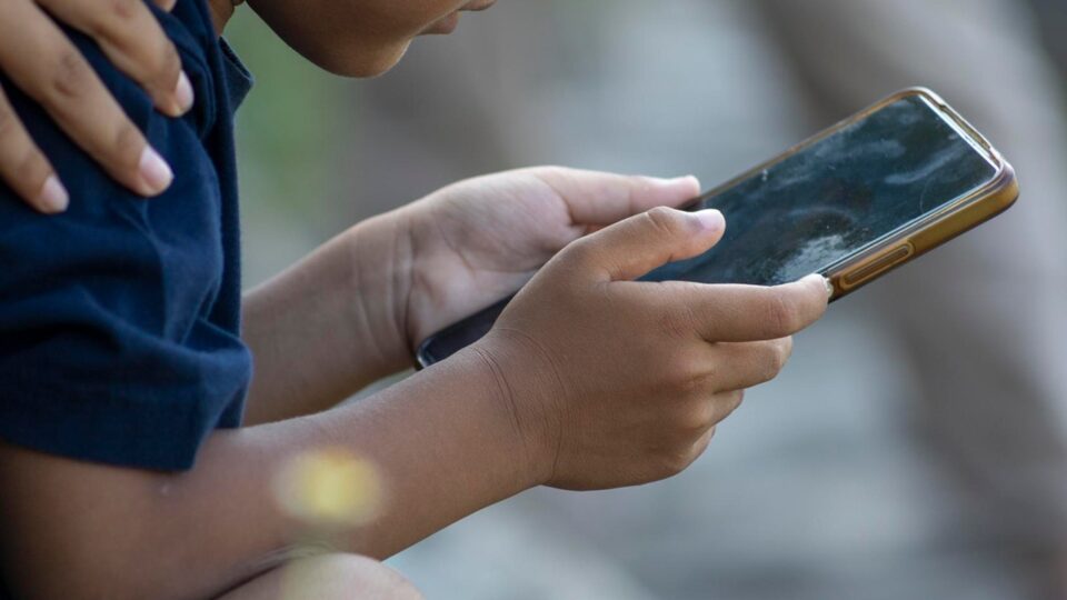 Grécia diz que vai proibir que menores de 15 anos usem redes sociais