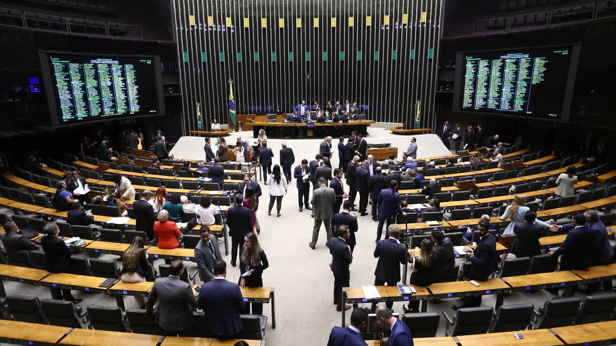 Projeto segue para o Senado e prevê permitir acesso total da ANP a dados da venda de combustíveis.