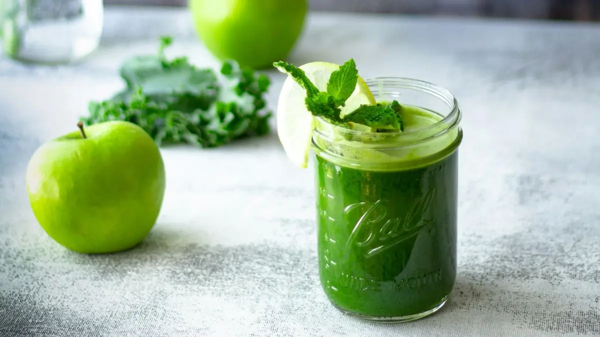 Suco detox, que pode ajudar após excesso de açúcar na Páscoa.