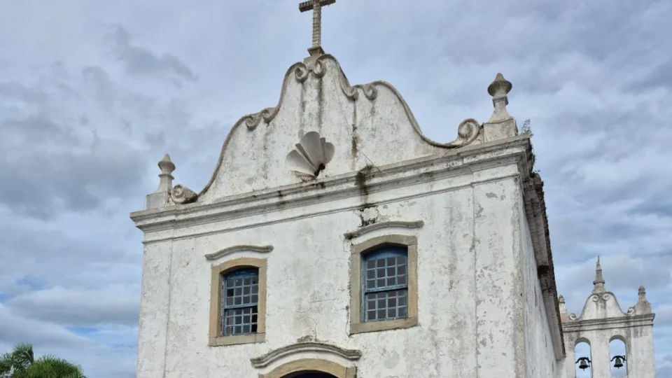Obra de R$ 6 milhões busca garantir preservação estrutural e histórica da igreja em Guaratuba.