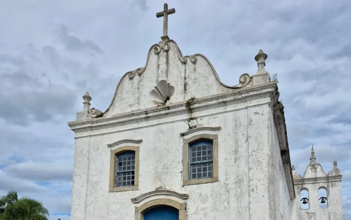 Obra de R$ 6 milhões busca garantir preservação estrutural e histórica da igreja em Guaratuba.