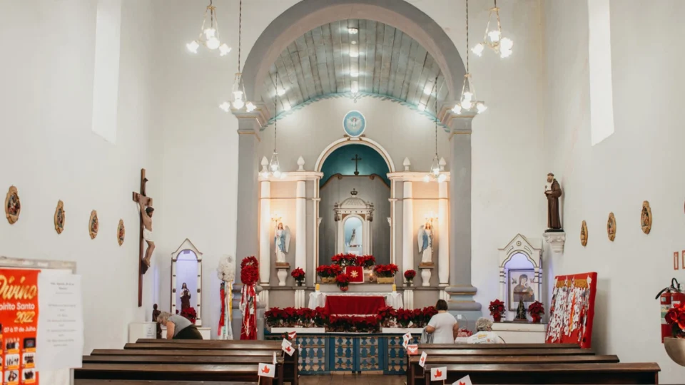 Imagem de Nossa Senhora do Bom Sucesso, em madeira policromada, é um dos principais elementos sacros do templo histórico.