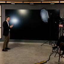 Presidente da Gazeta do Povo, Guilherme Cunha Pereira grava nos estúdios do jornal Imagem referente a matéria