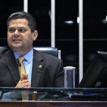 O presidente do Senado, Davi Alcolumbre, decidiu não prorrogar a CPI do Crime Organizado, limitando o avanço das investigações sobre o caso Banco Master Imagem referente a matéria