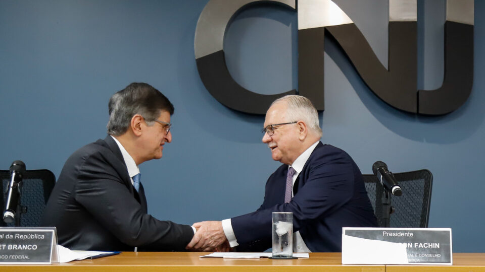 Fachin obtém maioria no CNJ e CNMP para manter penduricalhos a juízes e procuradores